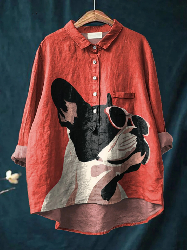 Samantha | Motif décoratif de bulldog français portant des lunettes de soleil sur fond rouge Chemise décontractée