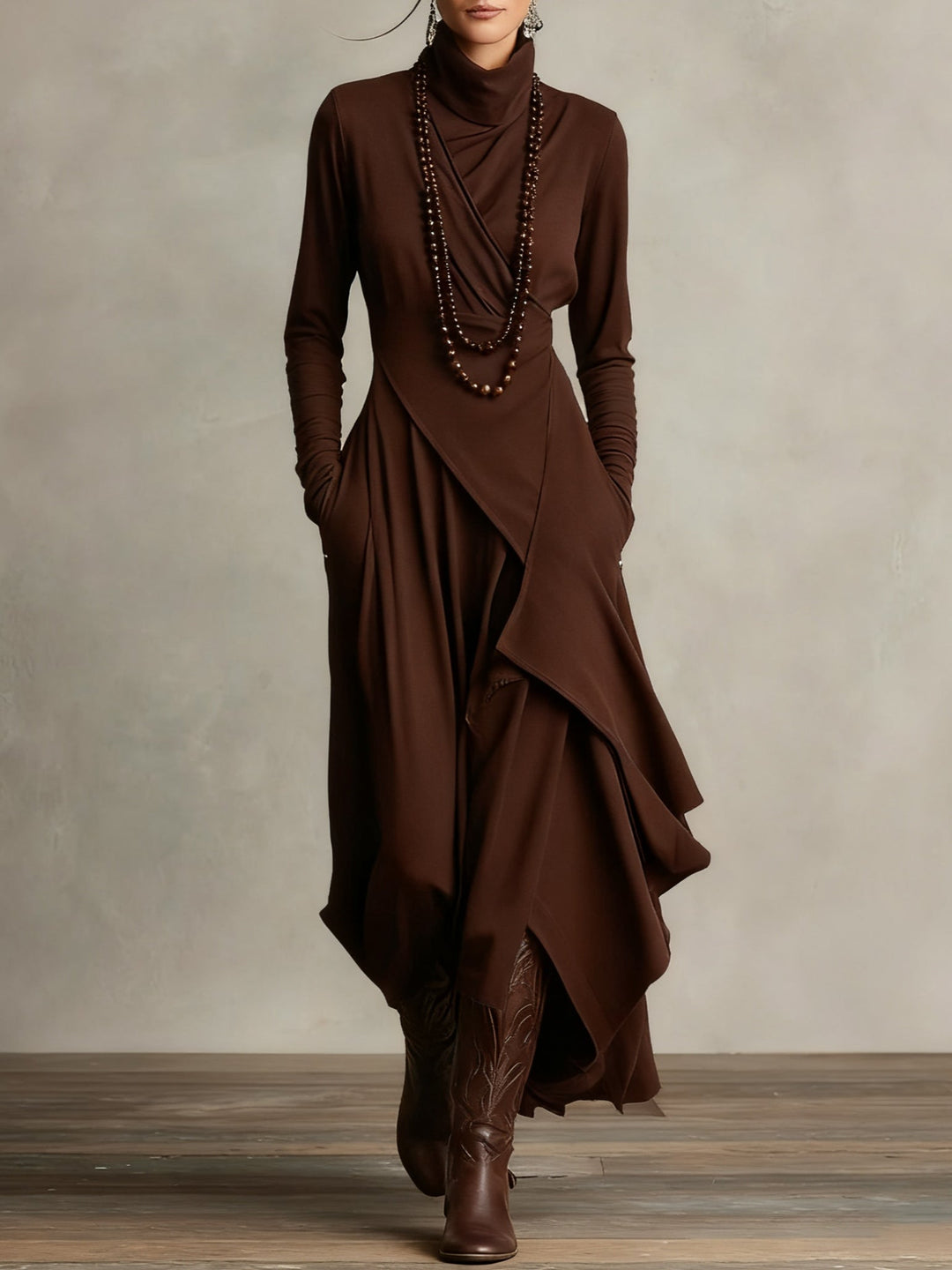 Giorgia - Robe Maxi Plissée Asymétrique en Violet avec Col Montant (Collier non inclus)