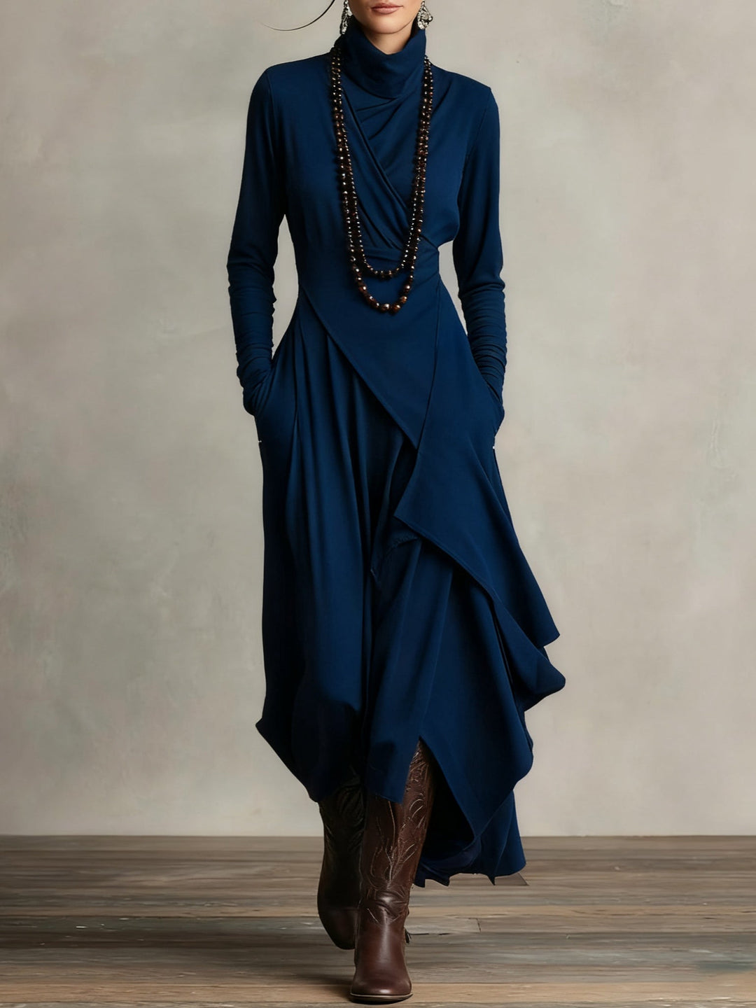 Giorgia - Robe Maxi Plissée Asymétrique en Violet avec Col Montant (Collier non inclus)