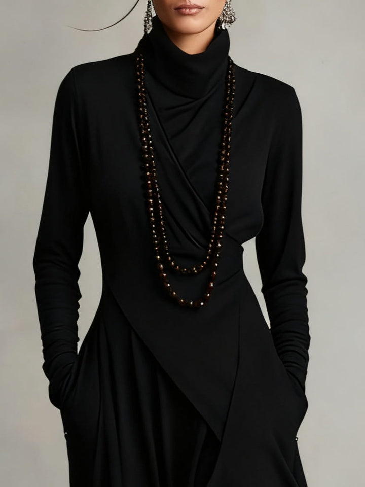 Giorgia - Robe Maxi Plissée Asymétrique en Violet avec Col Montant (Collier non inclus)
