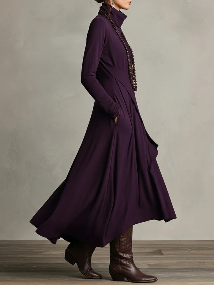 Giorgia - Robe Maxi Plissée Asymétrique en Violet avec Col Montant (Collier non inclus)