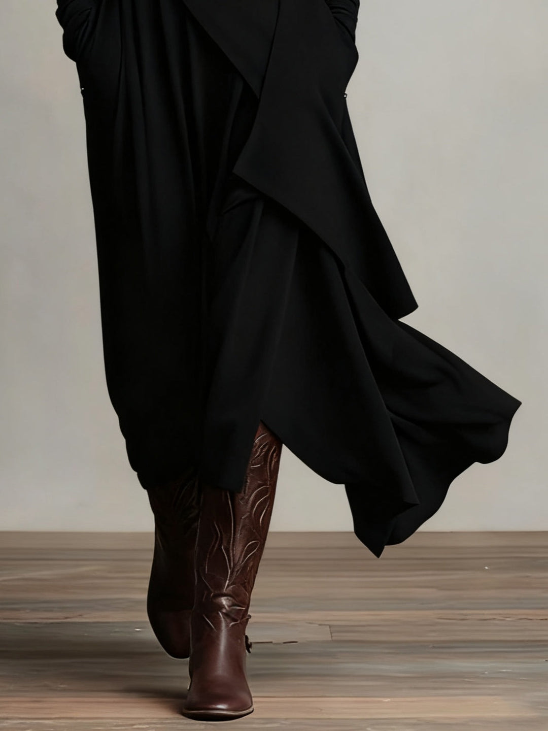 Giorgia - Robe Maxi Plissée Asymétrique en Violet avec Col Montant (Collier non inclus)