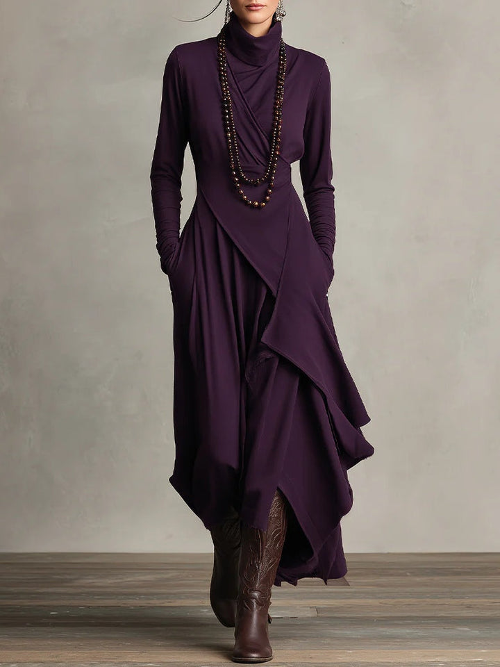 Giorgia - Robe Maxi Plissée Asymétrique en Violet avec Col Montant (Collier non inclus)
