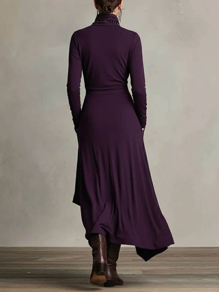 Giorgia - Robe Maxi Plissée Asymétrique en Violet avec Col Montant (Collier non inclus)