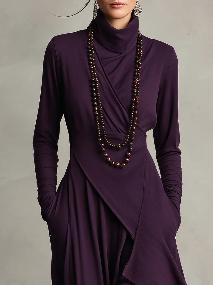 Giorgia - Robe Maxi Plissée Asymétrique en Violet avec Col Montant (Collier non inclus)